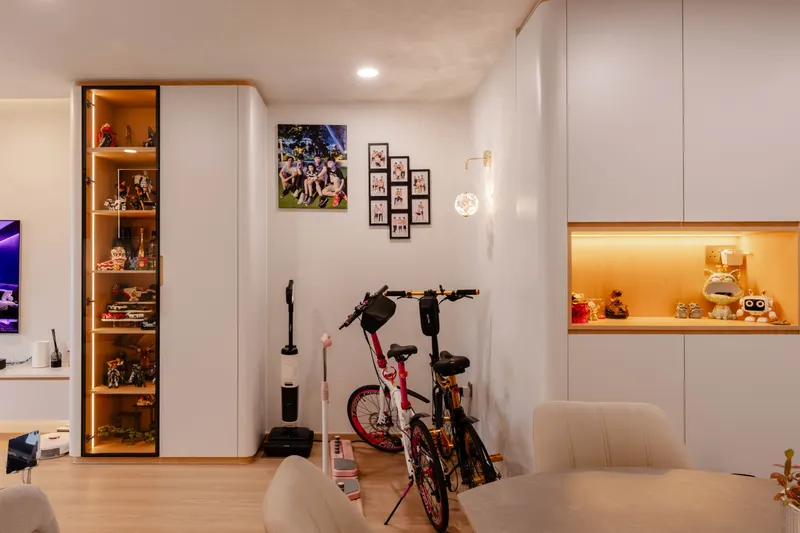Entry niche with lit display shelves