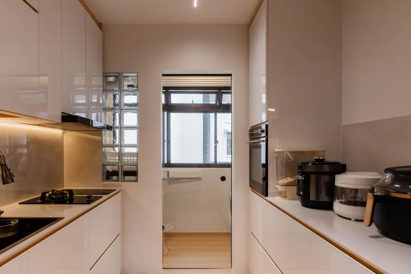 Kitchen counter with glass block screen