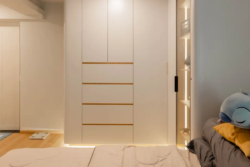 Wardrobe with drawer stack